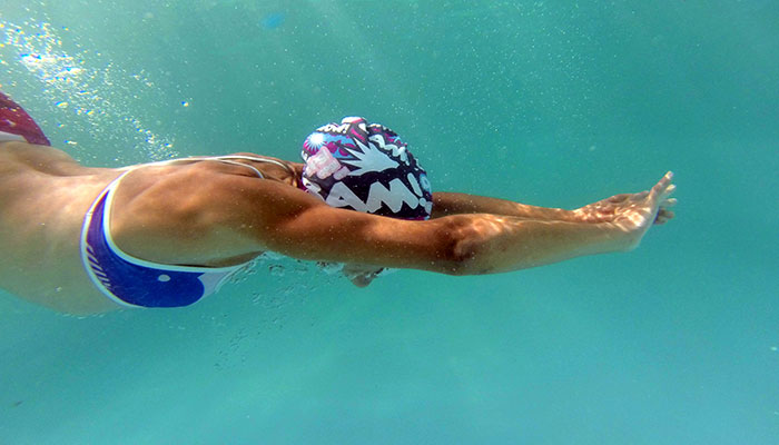 Accessoire De Piscine Pour La Piscine Une Serviette Un Bonnet En Caoutchouc  Et Des Lunettes De Natation